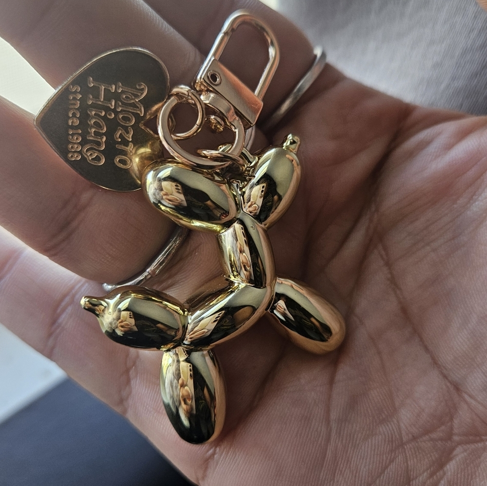 Gold Balloon Dog Keychain - Picture 2 of 2